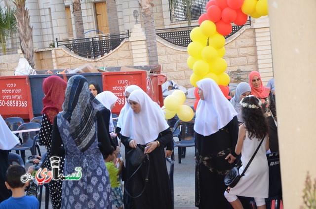 كفرقاسم- فيديو  : الافتتاح الكبير لمعرض ذوق العروس  سنين  يتحول الى مهرجان نسائي تسوقي كبير والحاجة عزية ترحب بالجميع